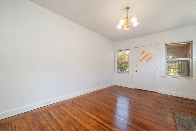 Foto del edificio - Spacious Two Story Albany Home Two Blocks ...