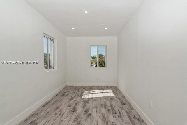 Foto del edificio - 2275 NW 30th St