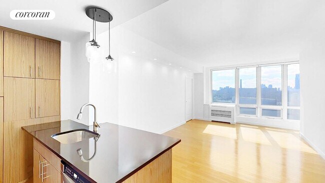 Building Photo - 5-49-49 Borden Ave