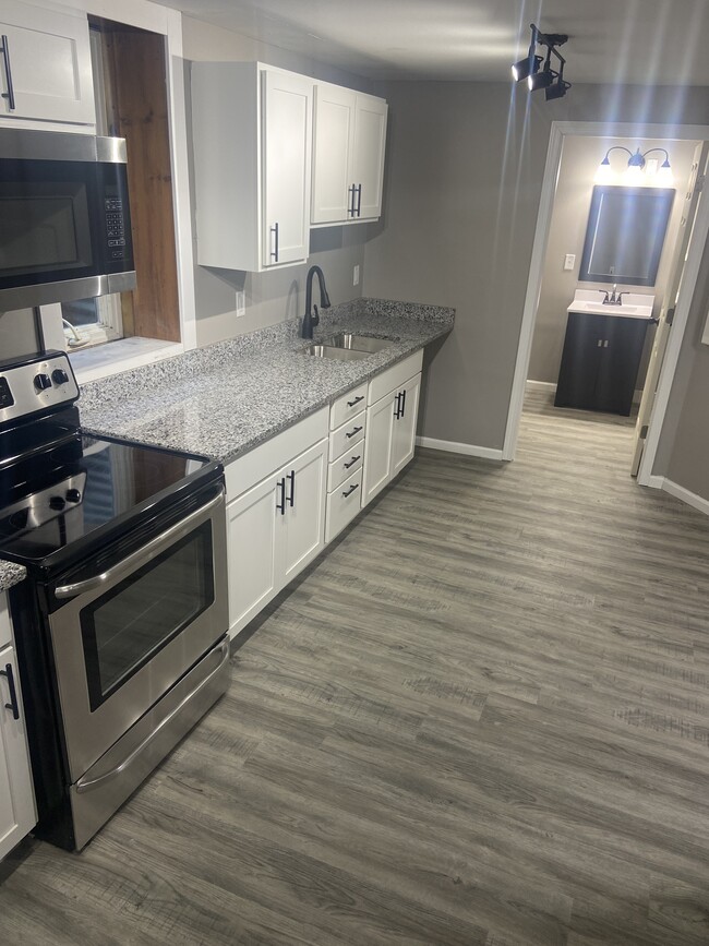 Building Photo - 332 Quincy St NE