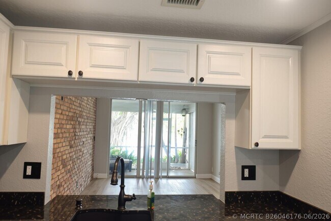 Foto del edificio - 9311 Orange Grove Dr