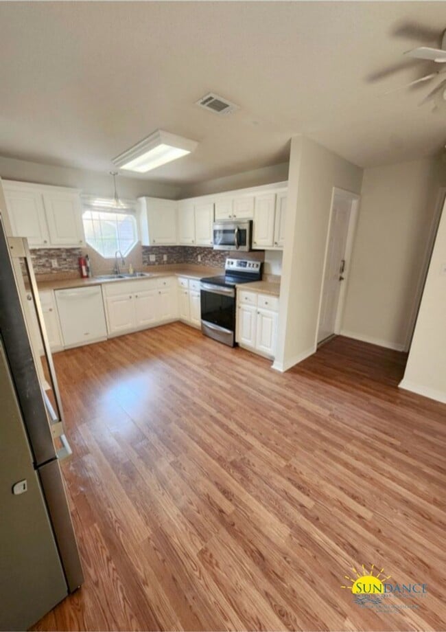 Building Photo - Stunning 3 Bedroom Home in Navarre!