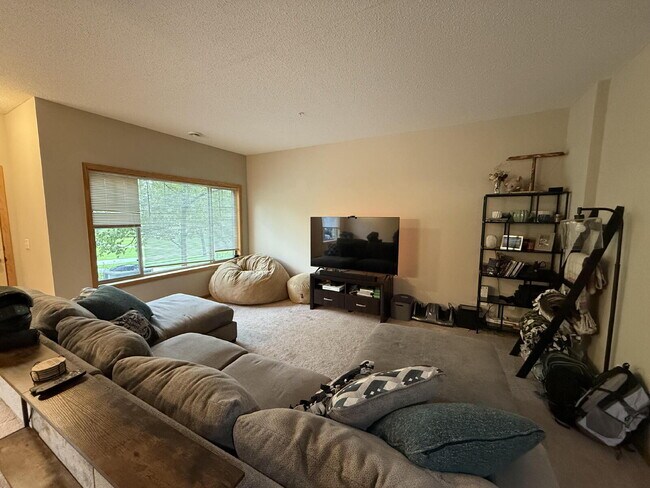 Foto del edificio - Spacious 4-Bedroom Home in Scenic Lino Lakes – Modern Comfort Meets Suburban Charm!