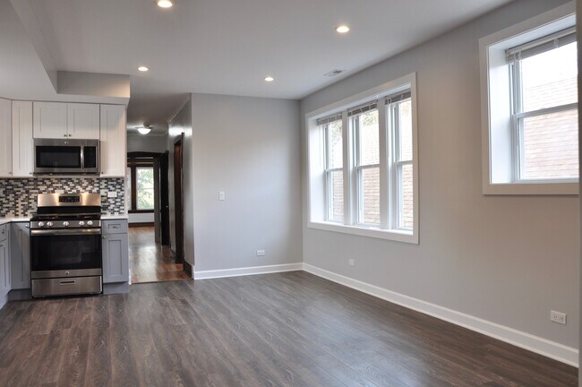 Dining - 2711 N Marshfield Ave