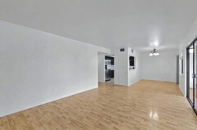 Building Photo - 939 Country Club Dr SE