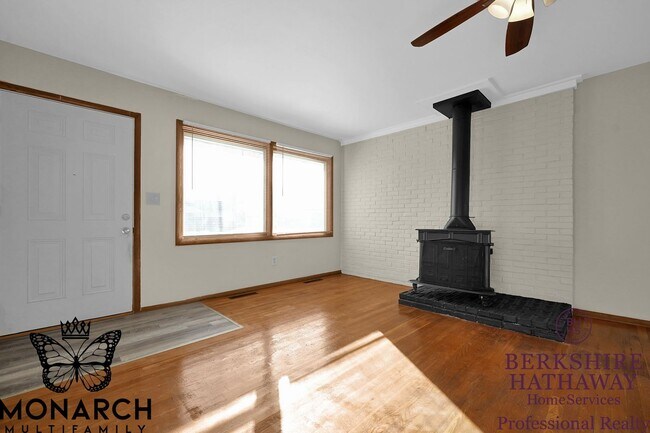 Building Photo - 3 Bedroom Remodeled Home