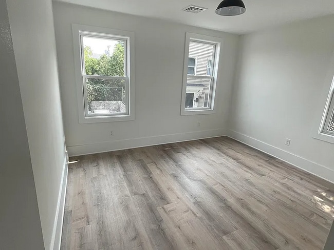 Building Photo - 14 Vinton St