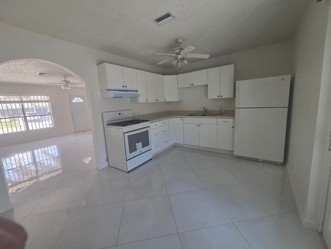 Foto del edificio - 6186 Winrock Rd