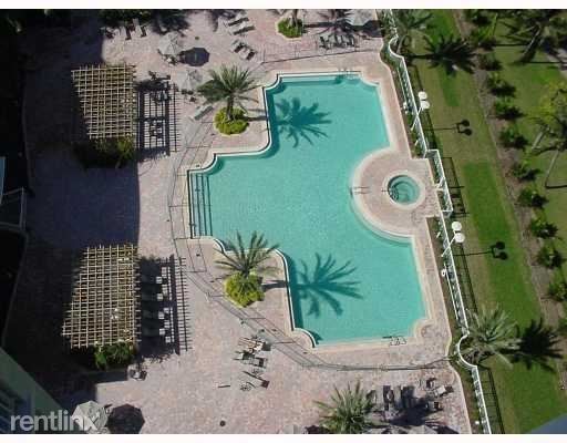 Building Photo - 1755 E Hallandale Beach Blvd