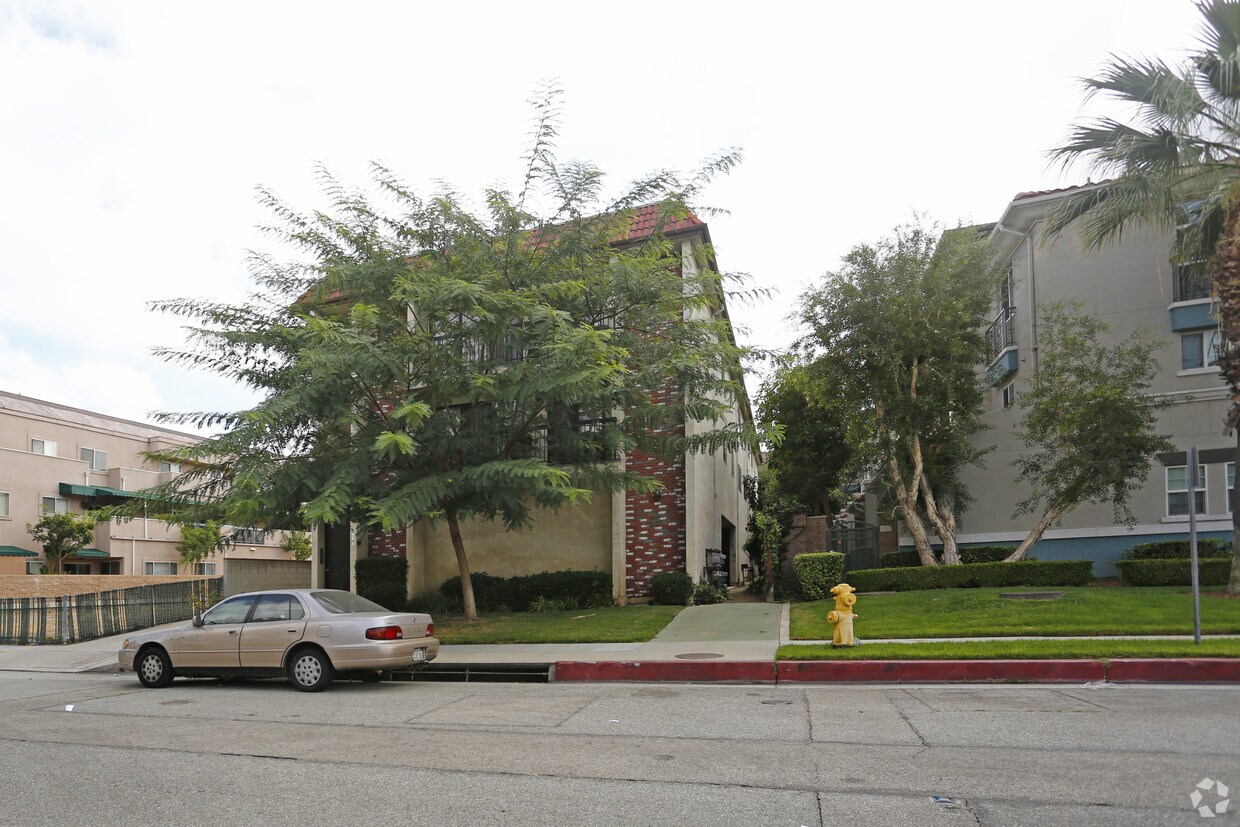 Building Photo - 1142 Melrose Ave