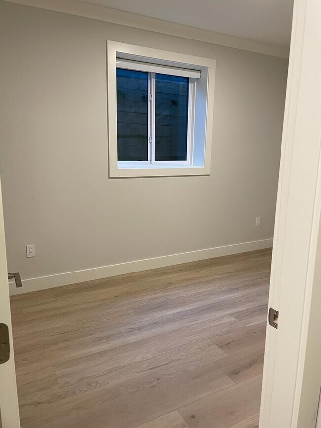 Photo du bâtiment - 15655-1577B 77B Ave