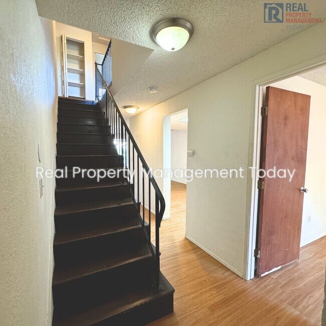 Building Photo - 3 Bedroom Unit in University Place!