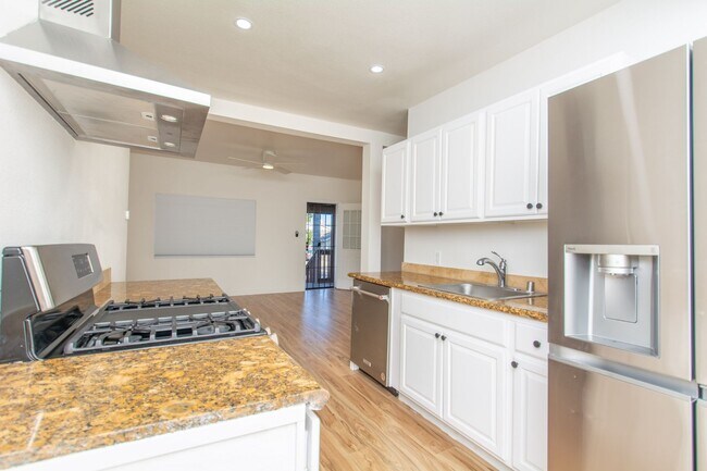 Foto del edificio - Refreshed + Bright 2 Bed/1 Bath in the Heart of North Park!