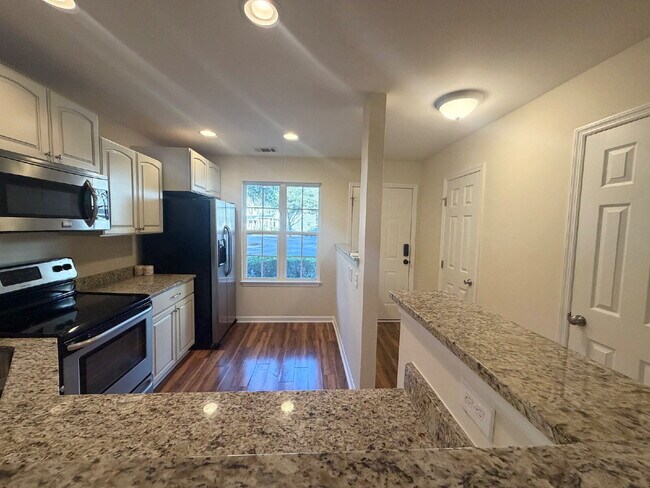 Foto del edificio - Updated & Spacious Two Bedroom Townhouse!