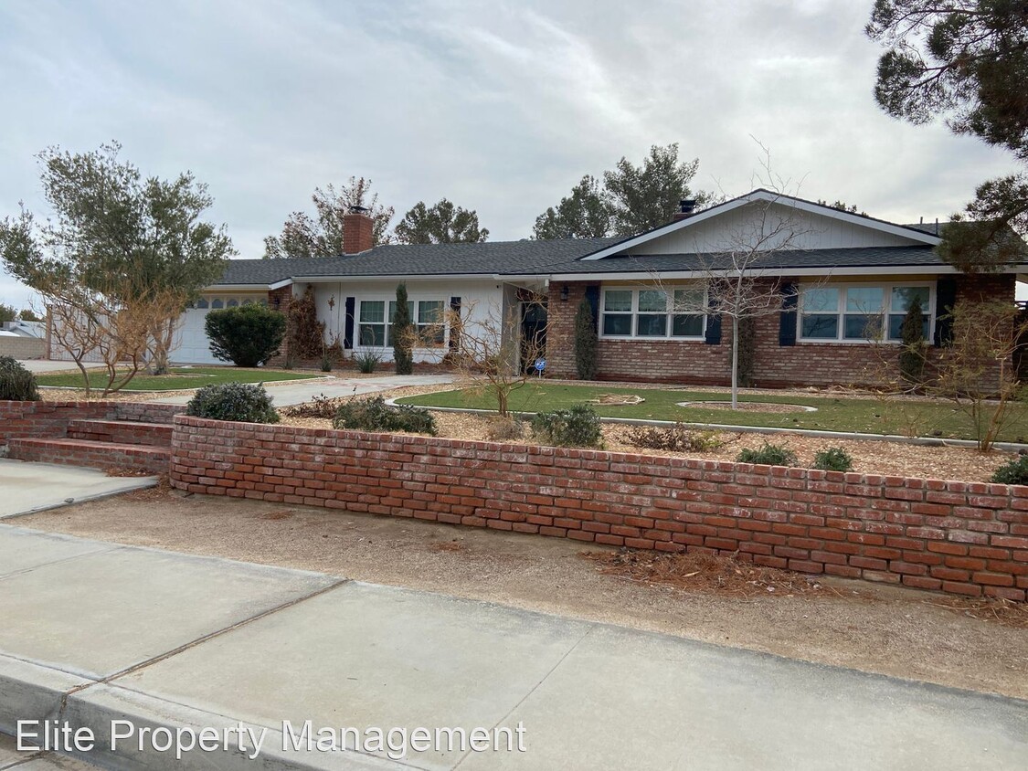 4 br, 2.5 bath House - 1159 W Las Flores Ave