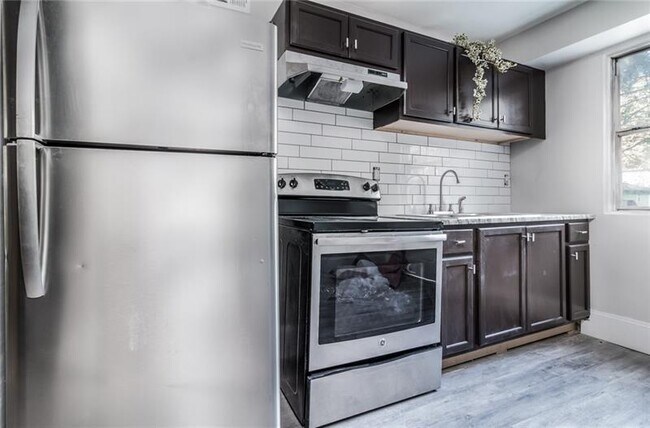 Foto del edificio - 156 Fairfield Pl NW