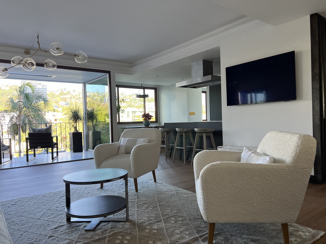 Foto principal - 818 N Doheny Dr