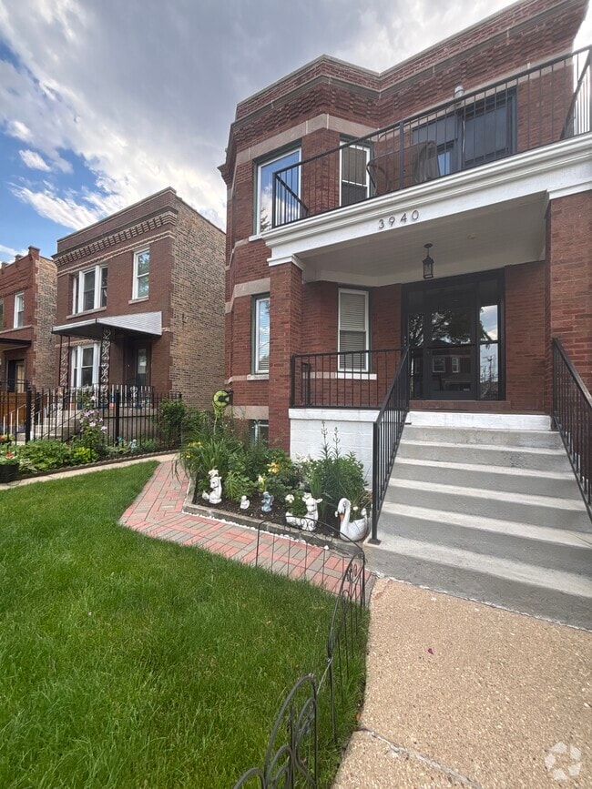 Building Photo - 3940 N Sawyer Ave