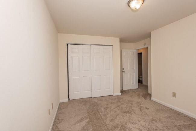Building Photo - Walk to UC & UC Medical | 1BR/2BR Apartments