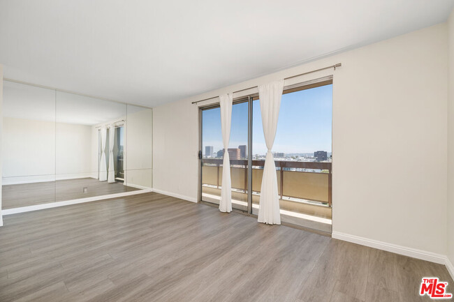 Building Photo - 321 S San Vicente Blvd