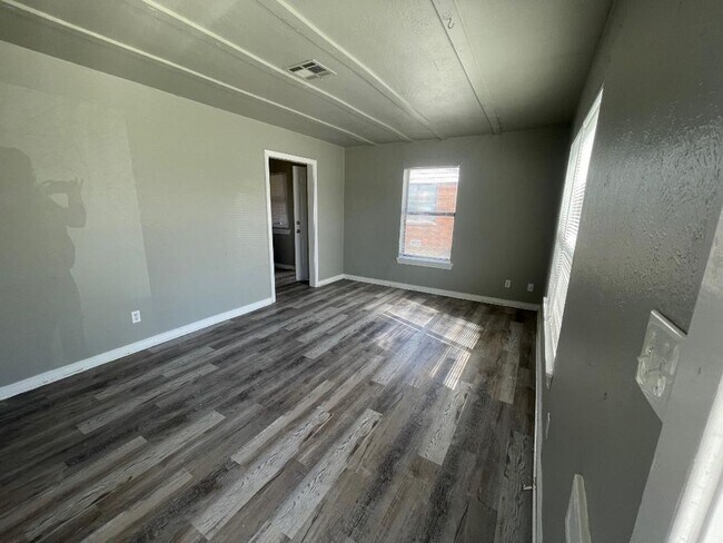Foto del edificio - 1 Bed 1 Bath Duplex For Lease August 3!