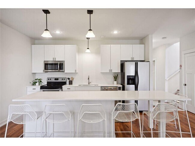 Building Photo - 1086 11th Ave SE