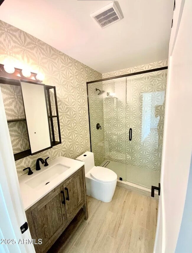 Foto del edificio - 5811 E Surrey Dr