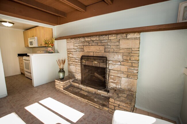 Foto del edificio - 2134 N Beverly Glen Blvd