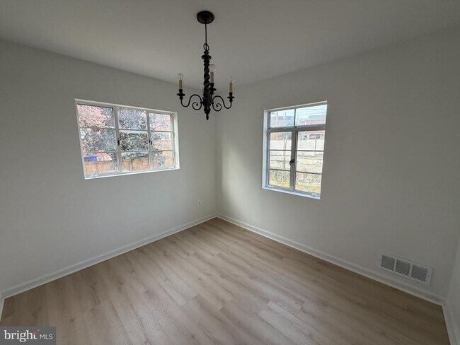 Building Photo - 1304 S Walter Reed Dr