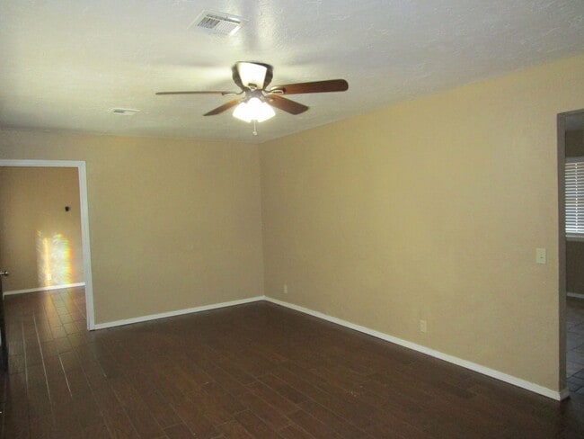 Building Photo - Move in Ready 3 or 4 bedroom