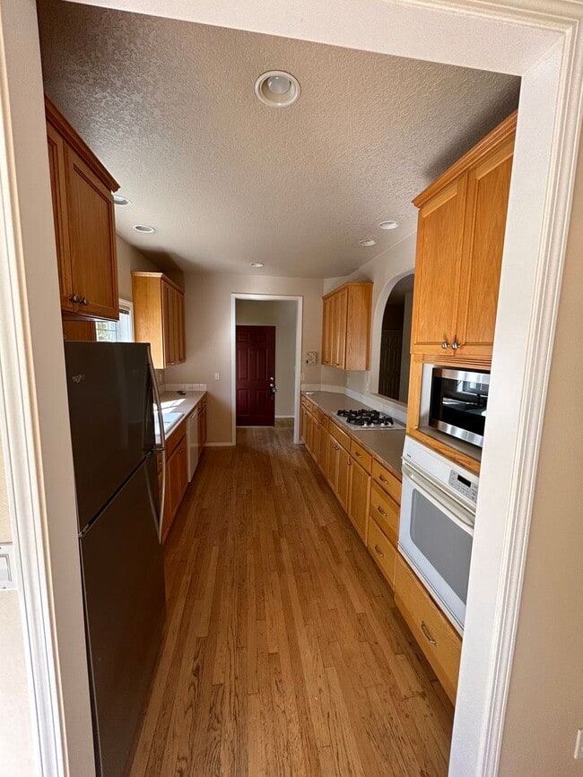 Building Photo - Large 3 Bedroom, 2 Bath Home in North Newberg