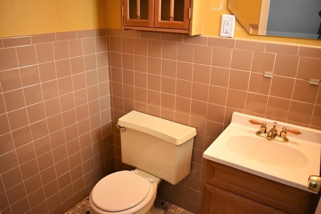 Building Photo - Spacious 3 Bedroom Ranch