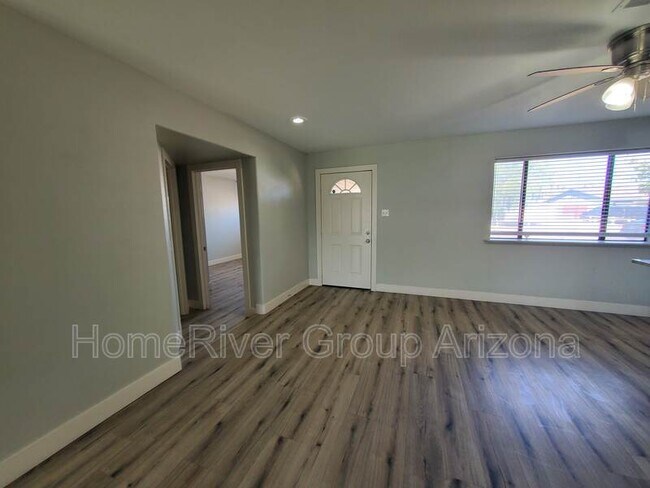 Foto del edificio - 4023 N 80th Dr