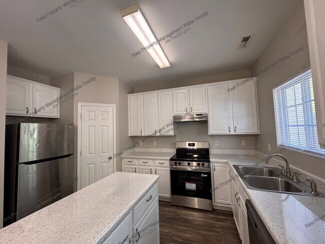 Building Photo - 424 Alero Rd
