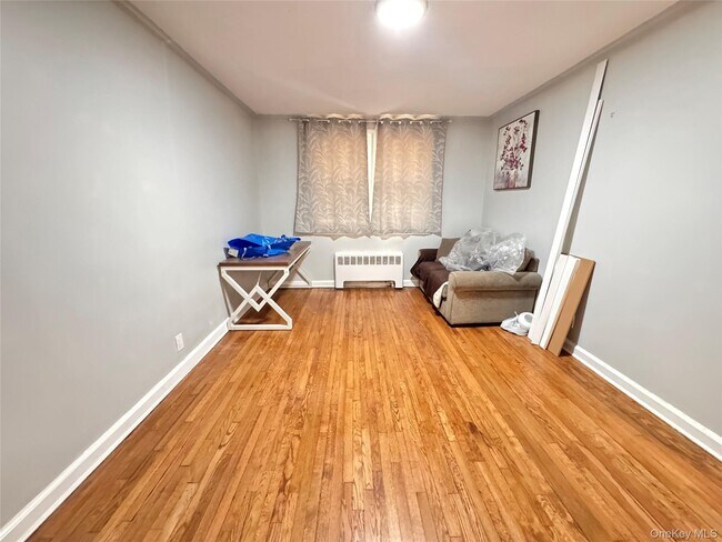 Foto del edificio - 85-16 Little Neck Pkwy