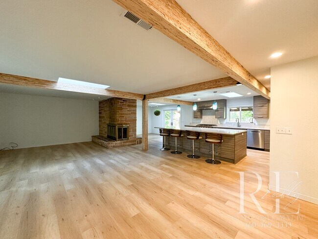 Foto del edificio - Mid-Century Modern Dream Home with Chef’s ...