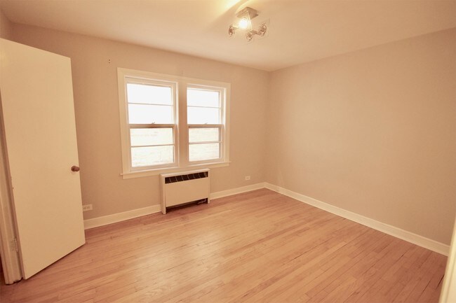 Building Photo - 4954 N Leavitt St
