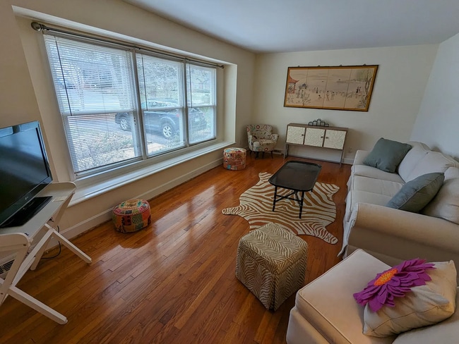 Foto del edificio - This quiet home in the Starmount neighborhood