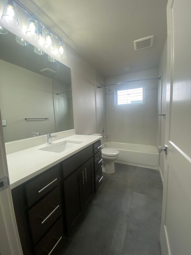 Foto del edificio - 3 Bedroom Townhome in SE Portland