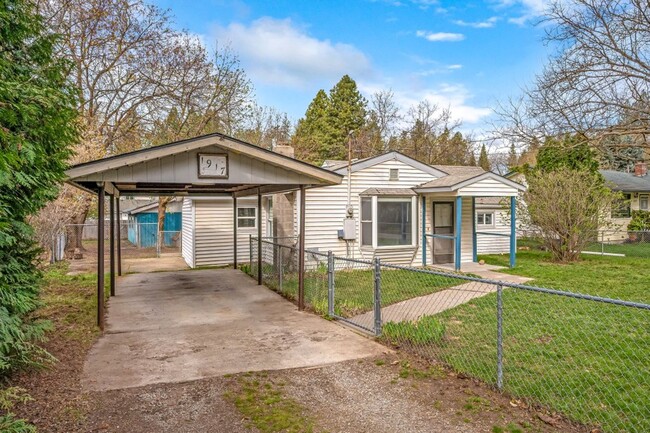 Building Photo - Central CDA rancher 2 bed 1 bath with 2 ca...