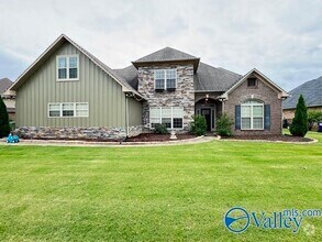 Building Photo - 2405 Rothmore Dr SW
