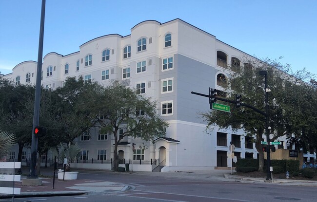 Building Photo - Beautifully updated 1/1 Downtown Orlando