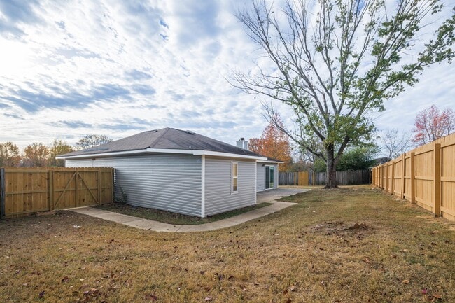 Building Photo - 117 Willow Bluff Dr