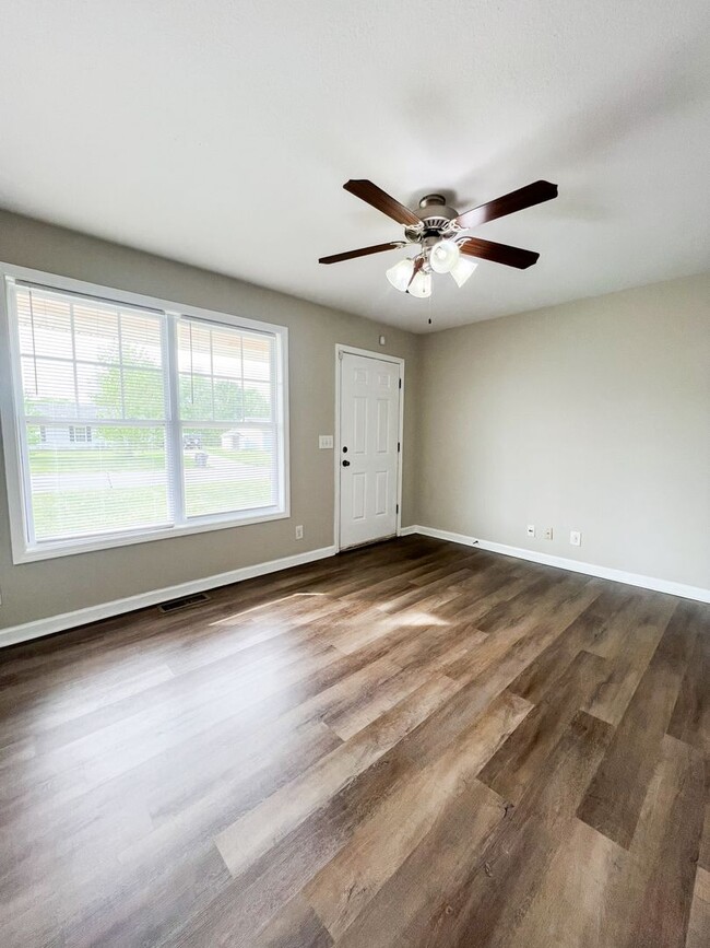 Building Photo - Single-Family in Oak Grove, KY--Fenced Yar...