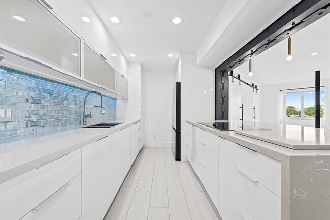 Foto del edificio - 877 NE 195th St