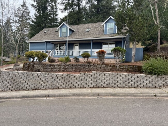 Building Photo - Beautiful large house in the South Hills!  $1,000 OFF YOUR FIRST MONTH'S RENT!