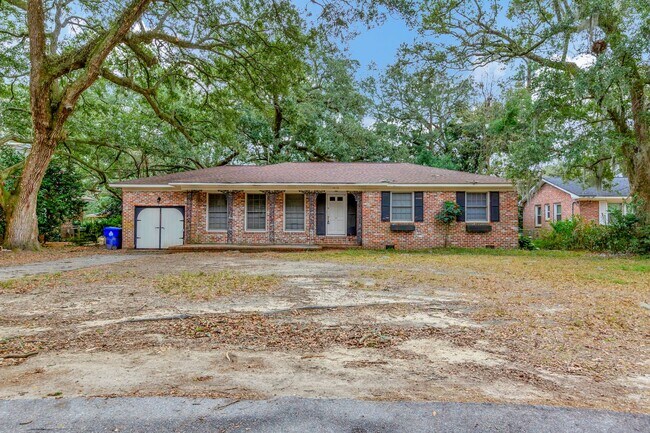 Building Photo - Located in the heart of West Ashley