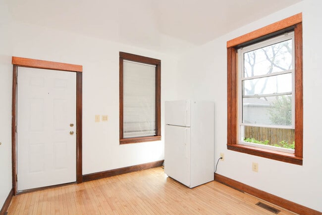 Building Photo - 3121 S May St