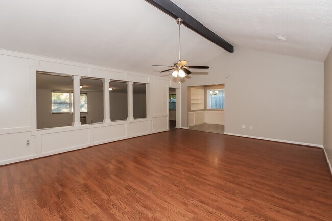 Foto del edificio - 16310 Forest Bend Ave