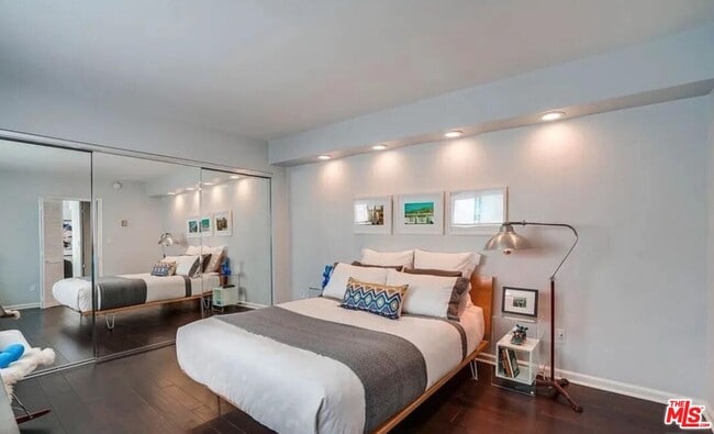 Building Photo - 1233 Flores St